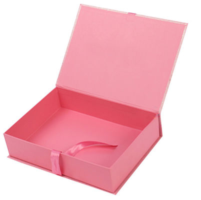 Το ροζ μορφής βιβλίων τύπωσε το μαγνητικό κιβώτιο δώρων χαρτονιού με τη διακόσμηση κορδελλών