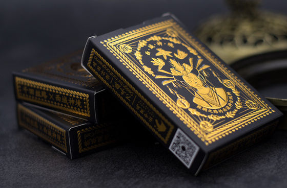 Χρυσές κάρτες παιχνιδιού εγγράφου πυρήνων φύλλων αλουμινίου γερμανικές μαύρες με τη χρυσή συσκευασία κιβωτίων φύλλων αλουμινίου